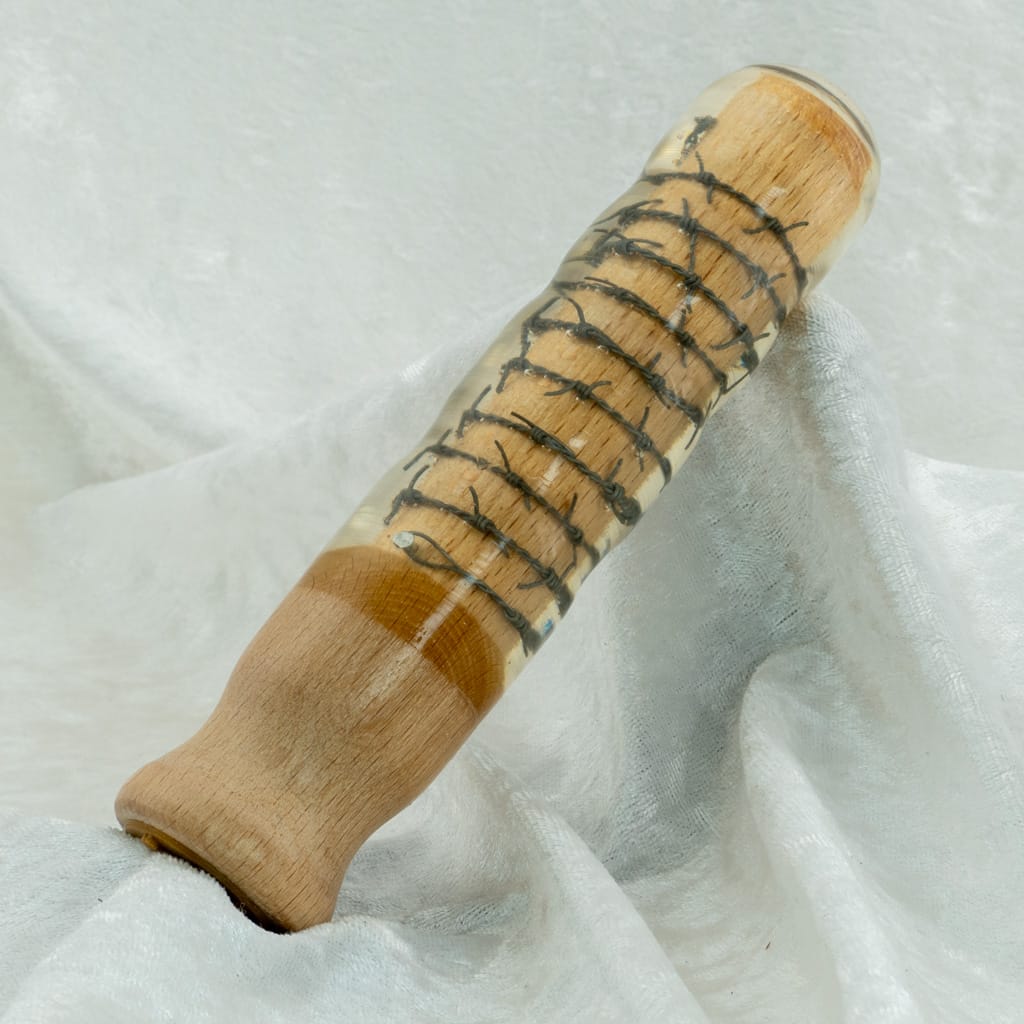 Handcrafted Beechwood Dildo with Barbed Wire Design – 19 cm / 3.5 cm