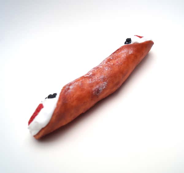 Premium Cannolo with sugar and fruits - the Sicilian variation of our love treats