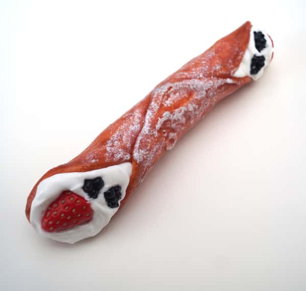 Premium Cannolo with sugar and fruits - the Sicilian variation of our love treats